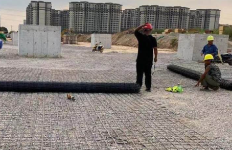 崇礼土工格栅铺设前地基要怎么处理？